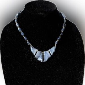 Gloria Vanderbilt Elegant lightweight Blue and Silver beads Necklace chocker 18”